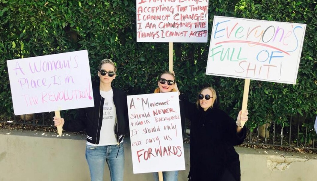 KVINNEPARADEN: "A Woman´s place is in the revolution". Her er Jennfier Lawrence på kvinneparaden sammen med Cameron Diaz og Adele. FOTO: Jennifer Lawrence offisielle Facebook-side KVINNEPARADEN: "A Woman´s place is in the revolution". Her er Jennfier Lawrence på kvinneparaden sammen med Cameron Diaz og Adele. FOTO: Jennifer Lawrence offisielle Facebook-side