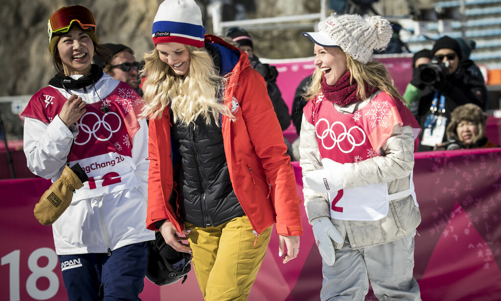 SMILTE - TROSS ALT: Silje Norendal klarte å bevare humøret, selv om konkurransen ikke svarte til forventningene. Til høyre, sølvjenta Jamie Anderson. FOTO: BJØRN LANGSEM / DAGBLADET SMILTE - TROSS ALT: Silje Norendal klarte å bevare humøret, selv om konkurransen ikke svarte til forventningene. Til høyre, sølvjenta Jamie Anderson. FOTO: BJØRN LANGSEM / DAGBLADET