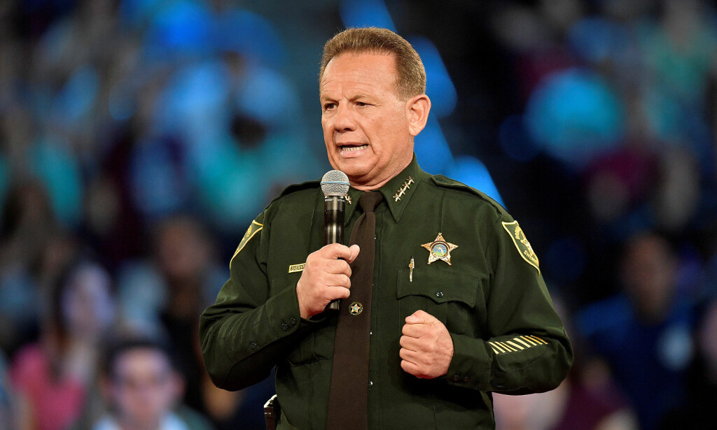 KNUST: Sheriff Scott Israel i Broward County legger ikke skjul på hvor skuffet han er over at politimannen som var på skolen under skytemassakren ikke konfronterte skytteren. Foto: REUTERS/Michael Laughlin/Pool/File Photo KNUST: Sheriff Scott Israel i Broward County legger ikke skjul på hvor skuffet han er over at politimannen som var på skolen under skytemassakren ikke konfronterte skytteren. Foto: REUTERS/Michael Laughlin/Pool/File Photo