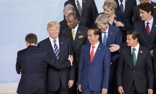 LEDERSKAP: Donald Trump setter "Amercia first", og tar ikke internasjonalt lederskap. Erna Solberg mener Frankrikes president Emmanuel Macron må fylle tomrommet. Her hilser Macron på Trump i forkant av familiebildet under G-20-møtet i Hamburg i fjor. Solberg øverst på bildet med Canadas Justin Trudeau til høyre. Foto: Tore Meek / NTB scanpix LEDERSKAP: Donald Trump setter "Amercia first", og tar ikke internasjonalt lederskap. Erna Solberg mener Frankrikes president Emmanuel Macron må fylle tomrommet. Her hilser Macron på Trump i forkant av familiebildet under G-20-møtet i Hamburg i fjor. Solberg øverst på bildet med Canadas Justin Trudeau til høyre. Foto: Tore Meek / NTB scanpix