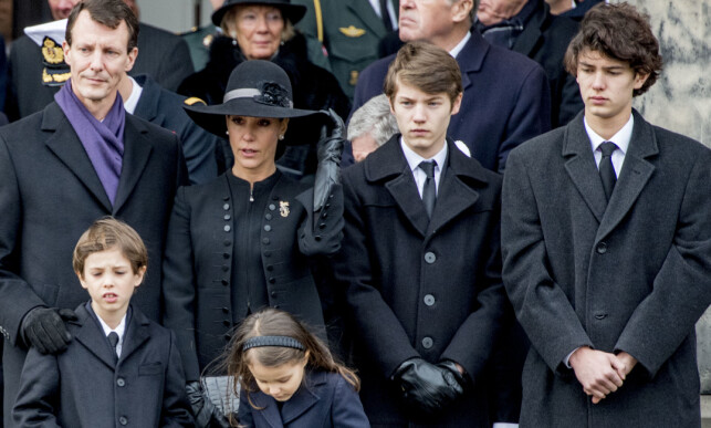 I SORG: Prins Nikolai (til høyre) mistet sin farfar bare noen dager før Burburry-vinsingen. Fra venstre: Prins Joachim, prinsesse Marie og prins Felix. Nederst i bildet finner vi prins Henrik og prinsesse Athena. Foto: NTB scanpix I SORG: Prins Nikolai (til høyre) mistet sin farfar bare noen dager før Burburry-vinsingen. Fra venstre: Prins Joachim, prinsesse Marie og prins Felix. Nederst i bildet finner vi prins Henrik og prinsesse Athena. Foto: NTB scanpix