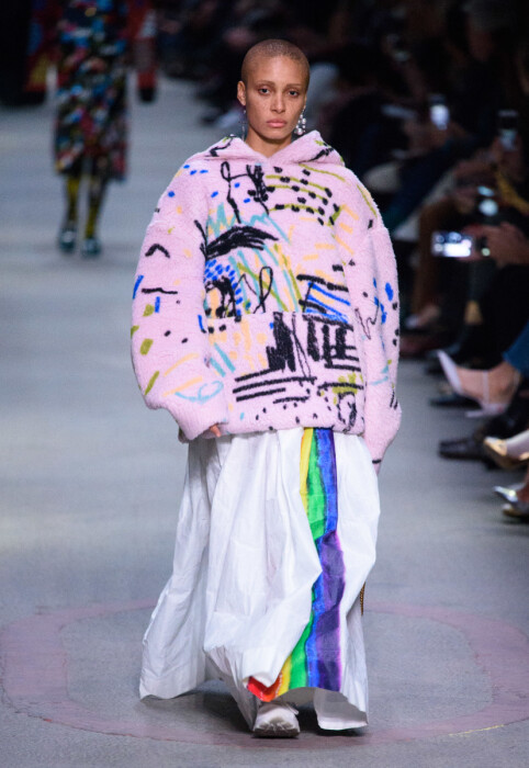 STJERNE: Adwoa Aboah (25) var en av toppmodellene som kastet glans på visningen til Burberry under moteuka i London. Foto: Matt Crossick/ EMPICS Entertainment / NTB scanpix STJERNE: Adwoa Aboah (25) var en av toppmodellene som kastet glans på visningen til Burberry under moteuka i London. Foto: Matt Crossick/ EMPICS Entertainment / NTB scanpix