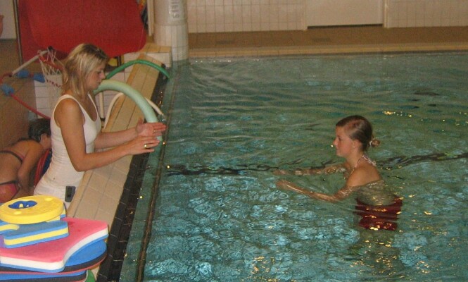 BASSENGTRENING: Marie under opptrening i varmtvannsbasseng etter å ha tappet veske fra flere ledd. FOTO: Privat BASSENGTRENING: Marie under opptrening i varmtvannsbasseng etter å ha tappet veske fra flere ledd. FOTO: Privat