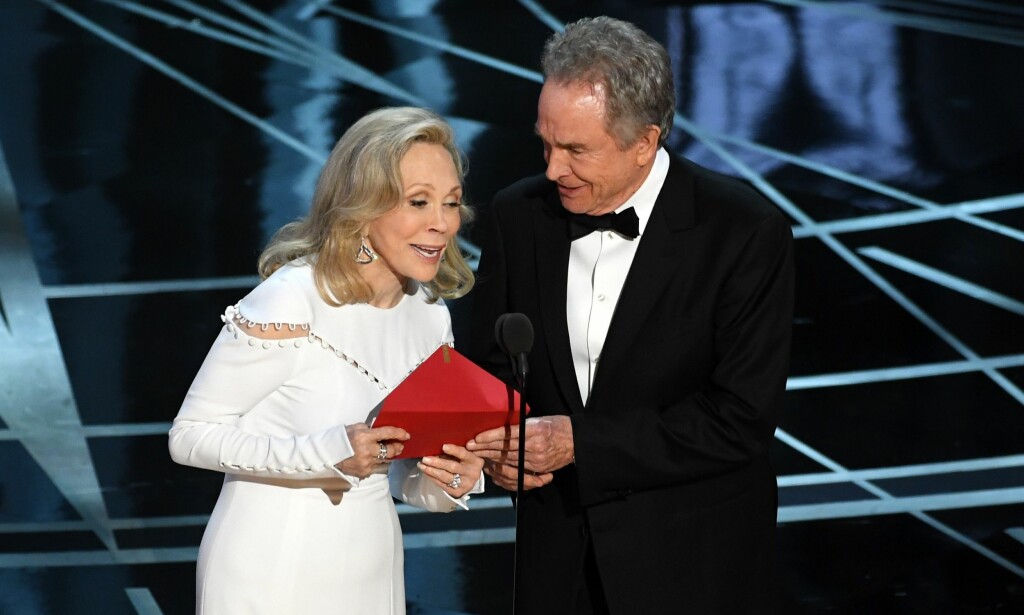 HER SKJER DET: Faye Dunaway leser opp «La La Land» som vinner av Årets film. Foto: NTB Scanpix HER SKJER DET: Faye Dunaway leser opp «La La Land» som vinner av Årets film. Foto: NTB Scanpix