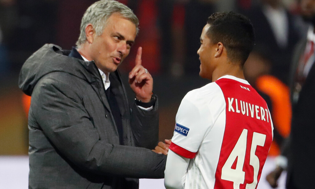 TOK KONTAKT: José Mourinho snakker med Justin Kluivert etter Europa League-finalen. Foto: AFP PHOTO / Odd ANDERSEN / NTB Scanpix TOK KONTAKT: José Mourinho snakker med Justin Kluivert etter Europa League-finalen. Foto: AFP PHOTO / Odd ANDERSEN / NTB Scanpix