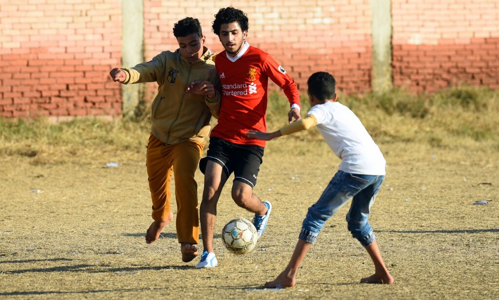SPILTE HER: Noen egyptiske gutter spiller fotball i landsbyen Nagrig, der Mohamed Salah vokste opp. Foto: AFP PHOTO / MOHAMED EL-SHAHED / NTB Scanpix SPILTE HER: Noen egyptiske gutter spiller fotball i landsbyen Nagrig, der Mohamed Salah vokste opp. Foto: AFP PHOTO / MOHAMED EL-SHAHED / NTB Scanpix