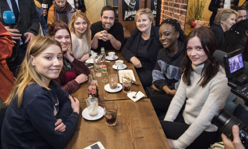 MED SKAM PÅ KAFÈ I PARIS: Til høyre for Erna: Assa Sylla (Imane), Marylyn Lima (Noora), Philippine Stendel (Eva), Coline Preher (Alexia), Lula Cotton (Vilde) Bakerst , og eneste mann: Regissør David Ourrgue Foto: Lars Eivind Bones / Dagbladet MED SKAM PÅ KAFÈ I PARIS: Til høyre for Erna: Assa Sylla (Imane), Marylyn Lima (Noora), Philippine Stendel (Eva), Coline Preher (Alexia), Lula Cotton (Vilde) Bakerst , og eneste mann: Regissør David Ourrgue Foto: Lars Eivind Bones / Dagbladet