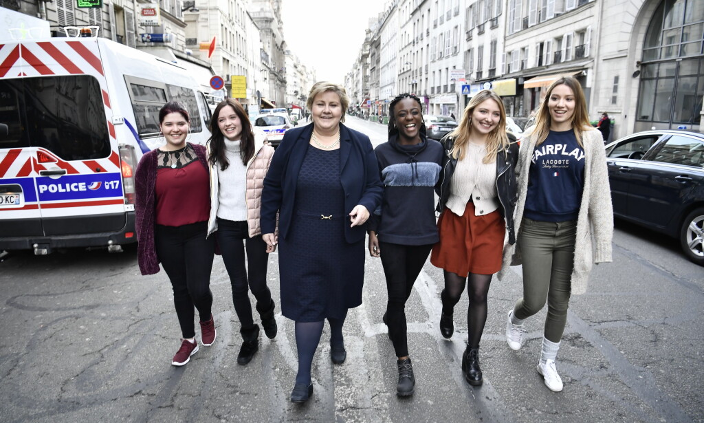 I KJENT «SKAM»- POSITUR: Erna Solberg møtte i ettermiddag skuespillerne fra den franske versjonen av den norske suksesserien «Skam» under sitt ofisielle besøk til Frankrike. Foto: Lars Eivind Bones/Dagbladet. I KJENT «SKAM»- POSITUR: Erna Solberg møtte i ettermiddag skuespillerne fra den franske versjonen av den norske suksesserien «Skam» under sitt ofisielle besøk til Frankrike. Foto: Lars Eivind Bones/Dagbladet.