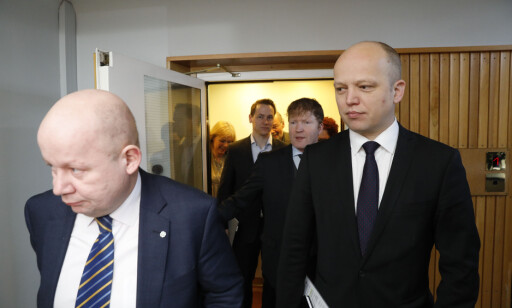 TIL MØTE: Trygve Slagsvold Vedum (t.h.) på vei inn til møtet der stortingspresident Olemic Thommessen skal informere finanskomiteen og de parlamentariske lederene
om byggeskandalen på Stortinget onsdag morgen.
Foto: Ole Berg-Rusten / NTB scanpix TIL MØTE: Trygve Slagsvold Vedum (t.h.) på vei inn til møtet der stortingspresident Olemic Thommessen skal informere finanskomiteen og de parlamentariske lederene
om byggeskandalen på Stortinget onsdag morgen.
Foto: Ole Berg-Rusten / NTB scanpix