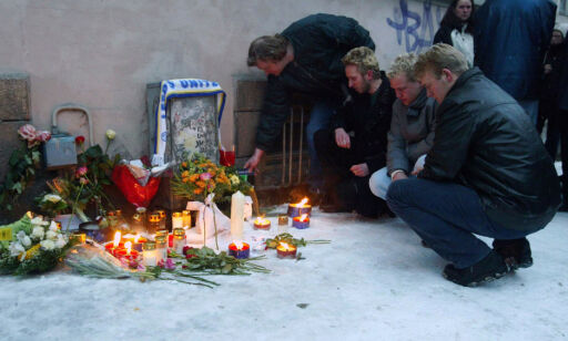 OSLO20021124. Drapet på Egil Tostrup Bråten (23) minnes.
Venner og familie sammen med Leeds- og Tottenham-tilhengere minnes den drepte Egil Tostrup Bråten med en supportermarsj til stedet i Nordahl Bruns gate
hvor han ble knivdrept.
Foto: Morten Holm / SCANPIX