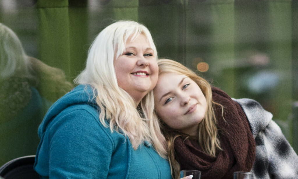 image: Lynn er åpent polyamorøs. Datteren er hennes største støtte. - Mamma har bare veldig mye kjærlighet å gi