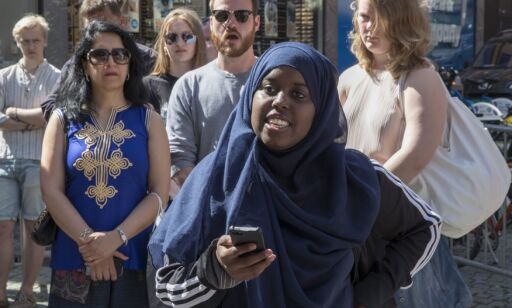 image: Sumaya Jirde Ali trekker seg fra 8. mars-markering i Bergen etter hets