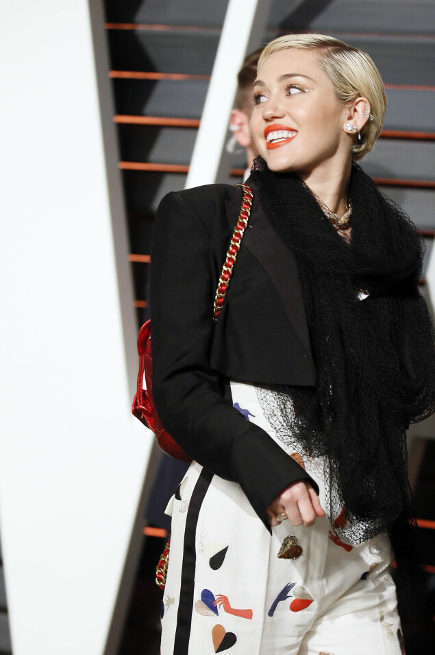 KOM ALENE: I 2015 stilte Miley på Vanity Fair-løperen uten følge. Foto: Reuters/ NTB scanpix KOM ALENE: I 2015 stilte Miley på Vanity Fair-løperen uten følge. Foto: Reuters/ NTB scanpix