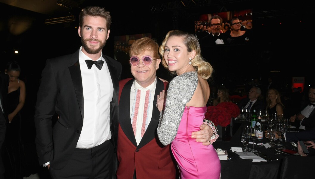 POSERTE SAMMEN: Liam Hemsworth, Elton John og Miley Cyrus. Foto: Vivien Killilea/Getty Images for Clase Azul/AFP/ NTB scanpix POSERTE SAMMEN: Liam Hemsworth, Elton John og Miley Cyrus. Foto: Vivien Killilea/Getty Images for Clase Azul/AFP/ NTB scanpix