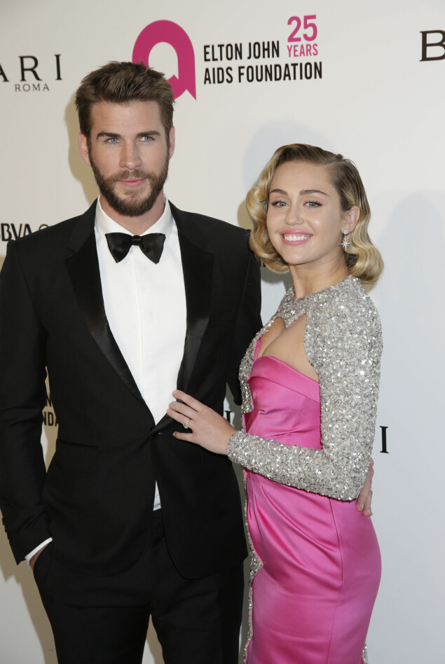 STRÅLTE SAMMEN: Liam Hemsworth og Miley Cyrus på Elton Johns Oscar-fest. Foto: NTB scanpix STRÅLTE SAMMEN: Liam Hemsworth og Miley Cyrus på Elton Johns Oscar-fest. Foto: NTB scanpix