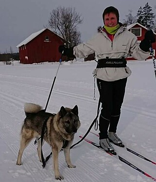 UT PÅ TUR: Hundeeier Bente Forsberg sammen med den nye nettstjerna Warro. Bilde: Privat UT PÅ TUR: Hundeeier Bente Forsberg sammen med den nye nettstjerna Warro. Bilde: Privat