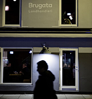 BRUGATA: Den lille stubben gågate er ikke kjent for gourmet-opplevelser. Men, Brugata Landhandleri leverer varene - uten å imponere. BRUGATA: Den lille stubben gågate er ikke kjent for gourmet-opplevelser. Men, Brugata Landhandleri leverer varene - uten å imponere.