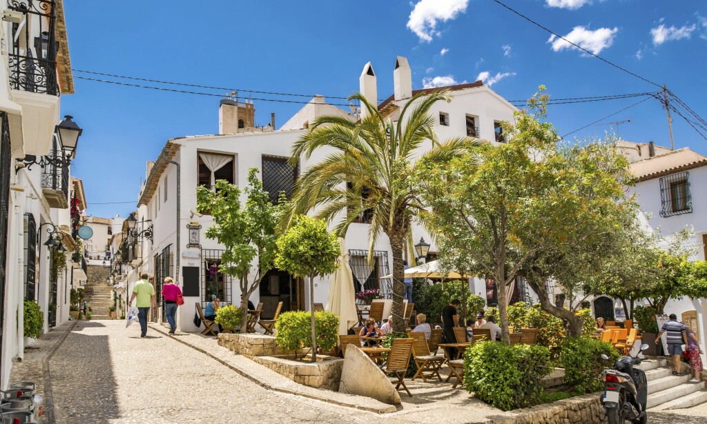 SJARMERENDE: Altea har Costa Blancas hyggeligste gamleby med hvite mursteinsbygninger og hyggelige uteserveringer. Foto: Shutterstock / NTB Scanpix SJARMERENDE: Altea har Costa Blancas hyggeligste gamleby med hvite mursteinsbygninger og hyggelige uteserveringer. Foto: Shutterstock / NTB Scanpix
