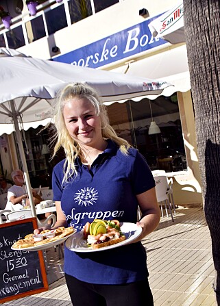 NORSK: Den norske Bok-Cafe´n i Albir er et naturlig samlingspunkt for nordmenn på Costa Blanca. Vibeke Iversen Sandvik (19) serverer nystekte vafler og smakfulle rekesmørbrød. Foto: Mari Bareksten / Magasinet Reiselyst NORSK: Den norske Bok-Cafe´n i Albir er et naturlig samlingspunkt for nordmenn på Costa Blanca. Vibeke Iversen Sandvik (19) serverer nystekte vafler og smakfulle rekesmørbrød. Foto: Mari Bareksten / Magasinet Reiselyst