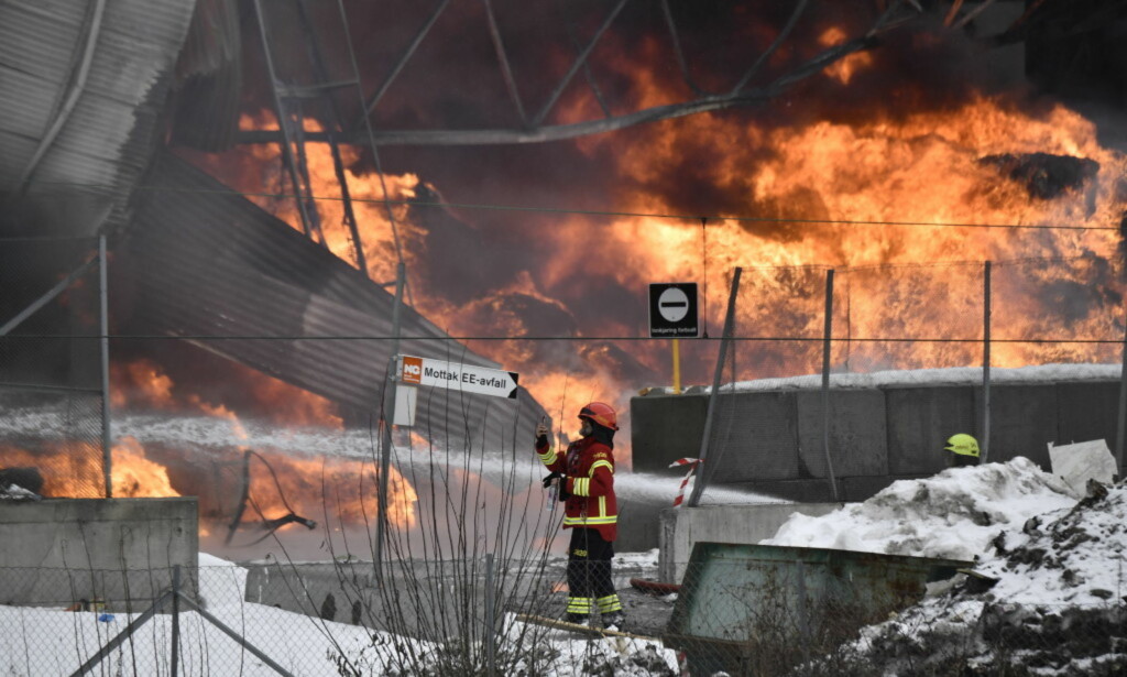 SORT RØYK: Torsdag begynte det å brenne i Norsk Gjenvinnings anlegg i Haraldrudveien i Oslo. Sort røyk fra brannen i anlegget var synlig over store deler av Oslo. Foto: Lars Eivind Bones / Dagbladet SORT RØYK: Torsdag begynte det å brenne i Norsk Gjenvinnings anlegg i Haraldrudveien i Oslo. Sort røyk fra brannen i anlegget var synlig over store deler av Oslo. Foto: Lars Eivind Bones / Dagbladet
