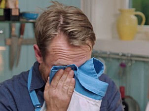 KNEKKER: John er tydelig preget av sønnens kreftsykdom, og sliter med å holde tårene tilbake, selv når han forteller at alt har gått bra. Foto: Skjermdump, TV 2 KNEKKER: John er tydelig preget av sønnens kreftsykdom, og sliter med å holde tårene tilbake, selv når han forteller at alt har gått bra. Foto: Skjermdump, TV 2