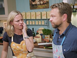 GOD STØTTE: Solveig Kloppen må også slippe tårene løs når John forteller den rørende historien. Foto: Skjermdump, TV 2 GOD STØTTE: Solveig Kloppen må også slippe tårene løs når John forteller den rørende historien. Foto: Skjermdump, TV 2