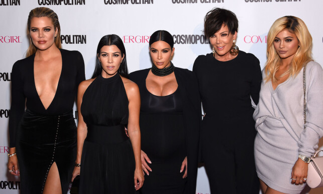 BERØMT FAMILIE: Khloé Kardashian sammen med tre av sine søstre Kourtney, Kim og Kylie og mora Kris. Foto: NTB scanpix BERØMT FAMILIE: Khloé Kardashian sammen med tre av sine søstre Kourtney, Kim og Kylie og mora Kris. Foto: NTB scanpix
