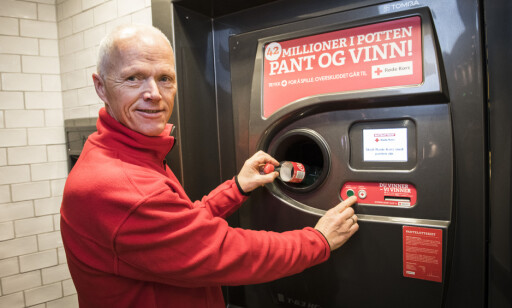 GRATULERER: Røde Kors-presiden Robert Mood gratulerer. Foto: Katrine Lunke/Røde Kors GRATULERER: Røde Kors-presiden Robert Mood gratulerer. Foto: Katrine Lunke/Røde Kors
