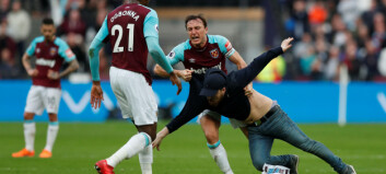 Fansen invaderte banen etter Burnley-scoring Fansen invaderte banen etter Burnley-scoring