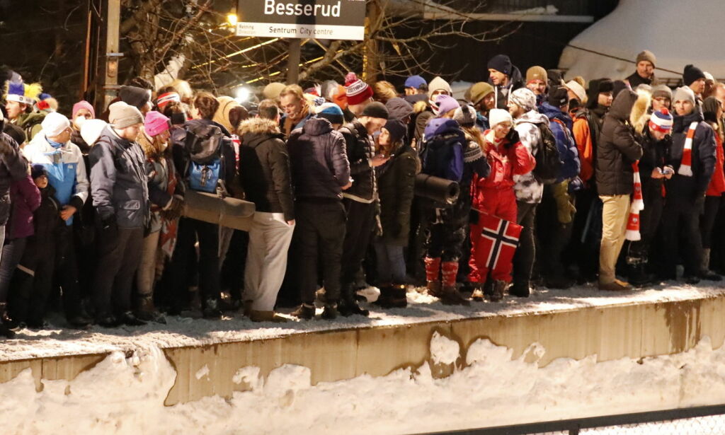 image: Beskrivelser fra Holmenkollen: - Et voldsomt menneskehav. Folk fikk panikk og besvimte