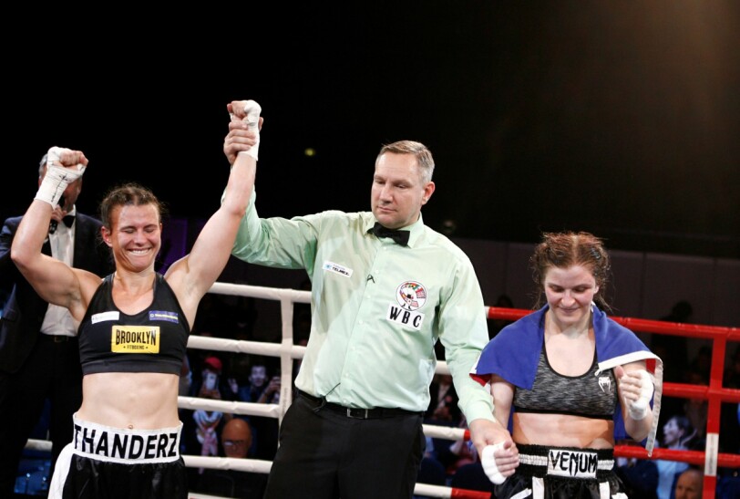 JUBLER: Katharina Thanderz jubler for sin andre tittel, mens modige Valgerdur Gudsteinsdottir applauderer. Foto: Alier Ajak Wvuoi JUBLER: Katharina Thanderz jubler for sin andre tittel, mens modige Valgerdur Gudsteinsdottir applauderer. Foto: Alier Ajak Wvuoi