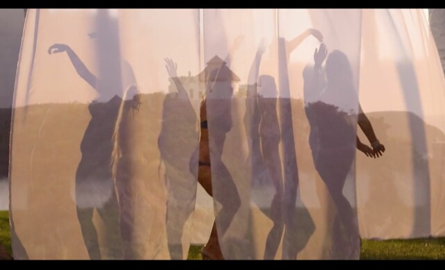 Og ikke minst den gangen jentene måtte danse armdans bak sengetøyet som hang til tørk. Foto: TV3 Og ikke minst den gangen jentene måtte danse armdans bak sengetøyet som hang til tørk. Foto: TV3