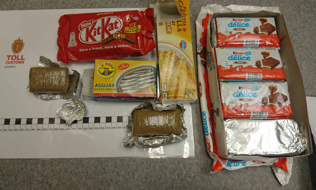 BERGEN: I fjor avdekket tollerne ved Bergen lufthavn Flesland at en mann hadde gjemt 1,2 kilo hasj pakket inn i Kinderpapir. Foto: Tollvesenet BERGEN: I fjor avdekket tollerne ved Bergen lufthavn Flesland at en mann hadde gjemt 1,2 kilo hasj pakket inn i Kinderpapir. Foto: Tollvesenet