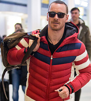 MED GIFTERING?: Michael Fassbender på Tegel-flyplassen i Berlin. Foto: Splash News/ NTB scanpix MED GIFTERING?: Michael Fassbender på Tegel-flyplassen i Berlin. Foto: Splash News/ NTB scanpix