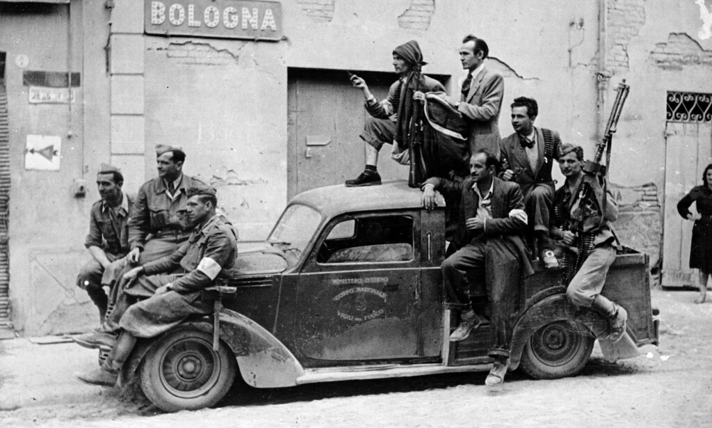 MOTSTANDSFOLK: Italo Calvinos debutroman handler om italienske partisaner under andre verdenskrig. Her er en gruppe motstandsfolk fotografert i Bologna i 1945. Foto: NTB SCANPIX MOTSTANDSFOLK: Italo Calvinos debutroman handler om italienske partisaner under andre verdenskrig. Her er en gruppe motstandsfolk fotografert i Bologna i 1945. Foto: NTB SCANPIX