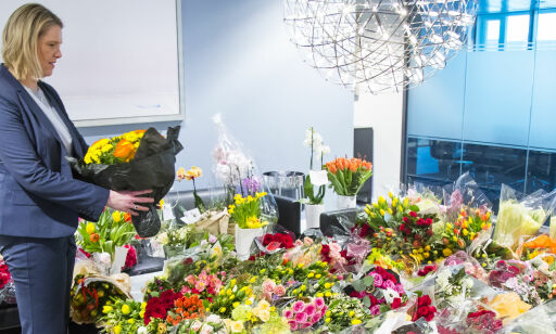 image: Overøst av blomster etter aksjon fra fremmedfiendtlige hatgrupper