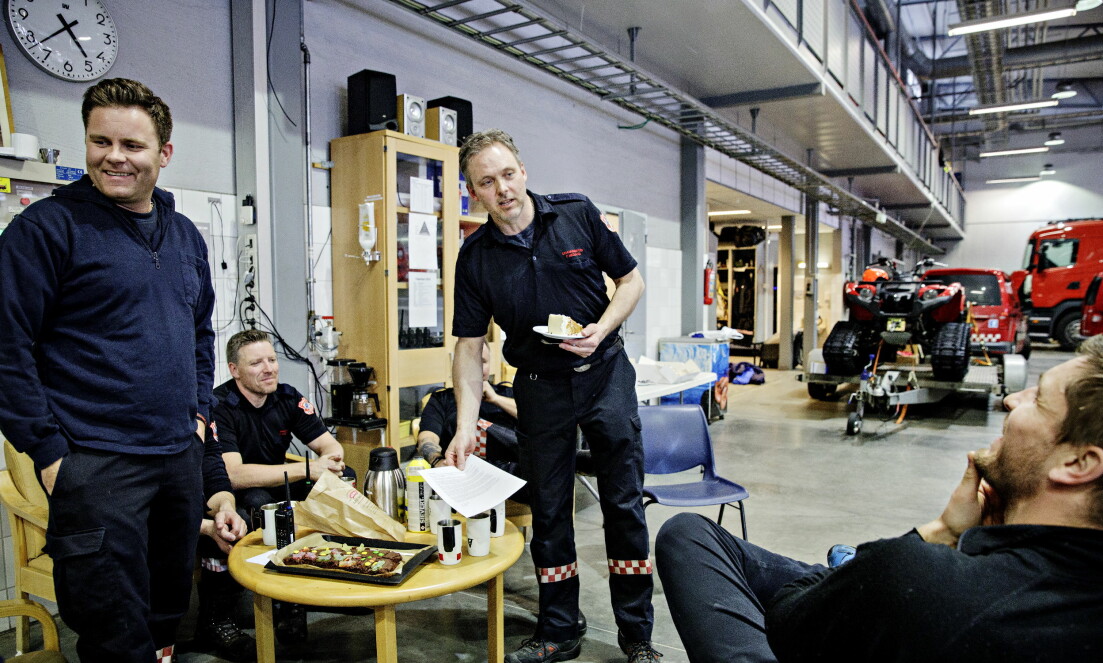 FEIRES: I brannbilhallen feires Frode Negård, i midten, med kake. Fra venstre: Lars Kvissel, Steffen Magnor, Hans Westgård, Petter Negård og Robert Paulsbyen (med ryggen til). FEIRES: I brannbilhallen feires Frode Negård, i midten, med kake. Fra venstre: Lars Kvissel, Steffen Magnor, Hans Westgård, Petter Negård og Robert Paulsbyen (med ryggen til).