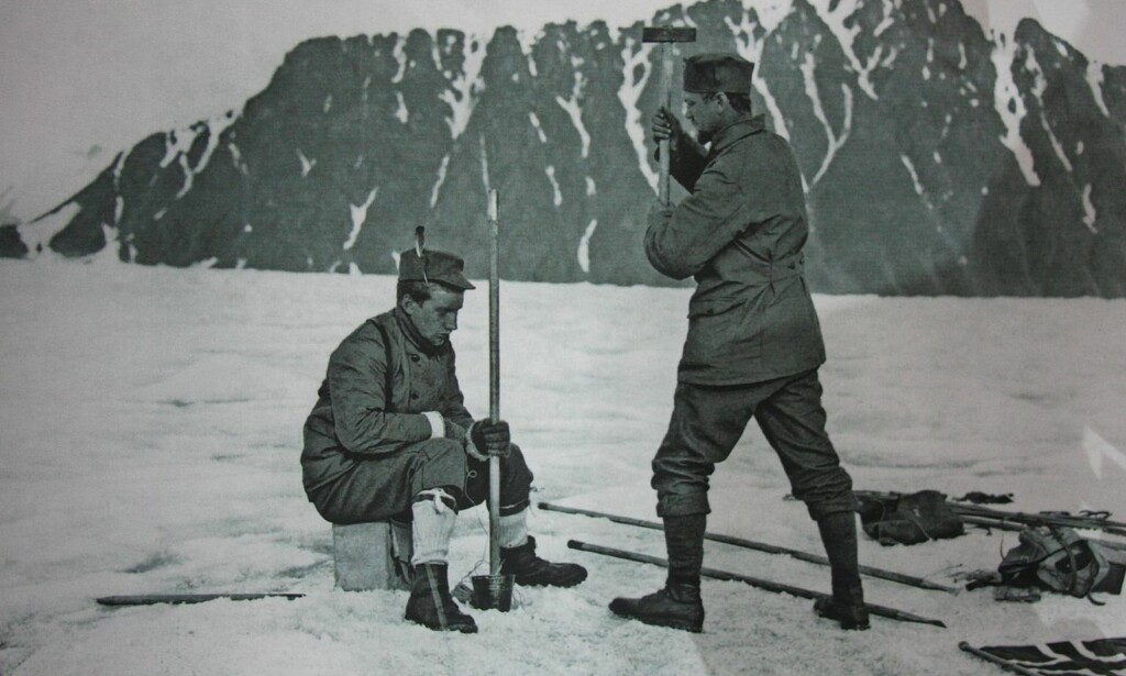 DET HASTET MED Å PLANTE FLAGGET: Geologen Adolf Hoel planter flagget i det norske polarimperiet. Mens domstolen arbeidet seilte Helge Ingstad til Eirik Raudes land som koloniens første sysselmann.<br>Foto: Norsk polarinstitutt/Wikimedia Commons DET HASTET MED Å PLANTE FLAGGET: Geologen Adolf Hoel planter flagget i det norske polarimperiet. Mens domstolen arbeidet seilte Helge Ingstad til Eirik Raudes land som koloniens første sysselmann.<br>Foto: Norsk polarinstitutt/Wikimedia Commons
