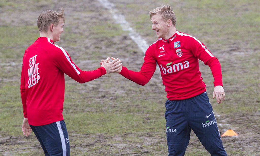 HÅNDTRYKK: Martin Ødegaard (t.v.) og Mats Møller Dæhli tok hverandre i hånda på en ikke altfor grønn matte. Foto: Vidar Ruud / NTB scanpix HÅNDTRYKK: Martin Ødegaard (t.v.) og Mats Møller Dæhli tok hverandre i hånda på en ikke altfor grønn matte. Foto: Vidar Ruud / NTB scanpix