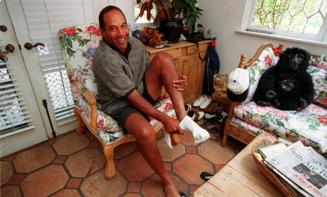 BOR I HJEMMET TIL KOMPISEN: O.J. Simpson får bo i en villa eid av vennen James Barnett. Her avbildet i 1997. Foto: NTB Scanpix BOR I HJEMMET TIL KOMPISEN: O.J. Simpson får bo i en villa eid av vennen James Barnett. Her avbildet i 1997. Foto: NTB Scanpix