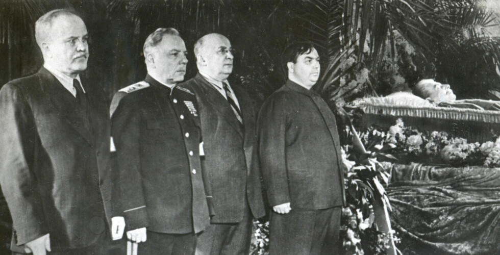 FIRKLØVER: Sovjettopper ved kista til Josef Stalin i 1953. Fra venstre: Mikhajlovitsj Molotov, Kliment Vorosjilov, Lavrentij Berija og Georgij Malenkov. En annen sentral figur, som ikke er på dette bildet, var Nikita Khrusjtsjov. Foto: NTB Scanpix FIRKLØVER: Sovjettopper ved kista til Josef Stalin i 1953. Fra venstre: Mikhajlovitsj Molotov, Kliment Vorosjilov, Lavrentij Berija og Georgij Malenkov. En annen sentral figur, som ikke er på dette bildet, var Nikita Khrusjtsjov. Foto: NTB Scanpix