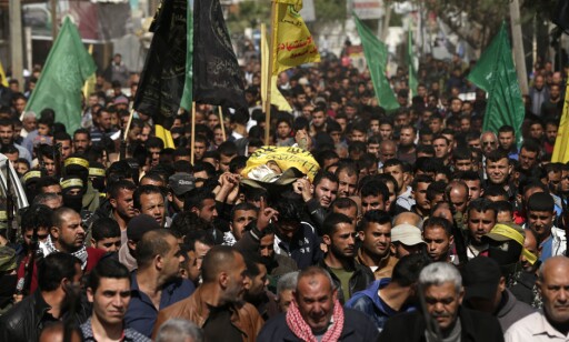 SØRGER: Palestinere i Gaza bærer den drepte Hamdan Abu Amsha, i en begravelses- og sørgeseremoni i Gaza i dag. Foto: Mahmud Hams / Afp / Scanpix SØRGER: Palestinere i Gaza bærer den drepte Hamdan Abu Amsha, i en begravelses- og sørgeseremoni i Gaza i dag. Foto: Mahmud Hams / Afp / Scanpix