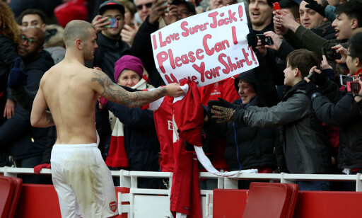 FULL VALUTA: Jack Wilshere ga bort trøya til en ivrig tilskuer. Foto: NTB scanpix FULL VALUTA: Jack Wilshere ga bort trøya til en ivrig tilskuer. Foto: NTB scanpix
