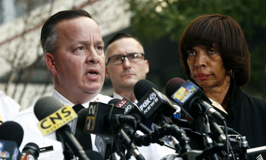 FYKEN: I januar fikk politimester Kevin Davis (venstre) sparken av ordfører Catherine Pugh (høyre). Foto: AP Photo / Patrick Semansky FYKEN: I januar fikk politimester Kevin Davis (venstre) sparken av ordfører Catherine Pugh (høyre). Foto: AP Photo / Patrick Semansky