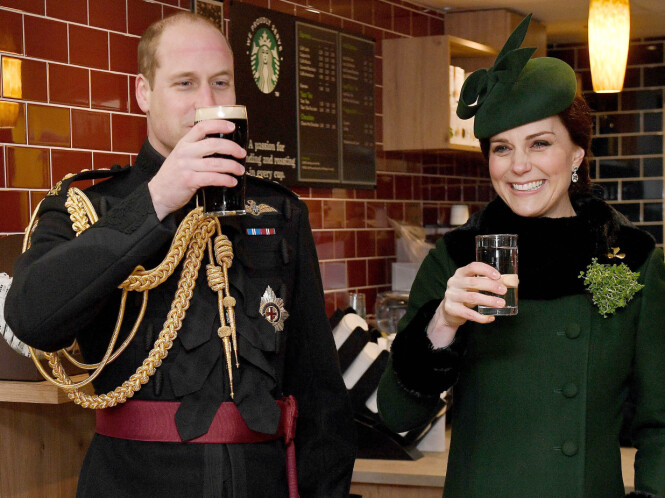 SKÅLTE I VANN: Den høygravide hertuginnen var i storform under St. Patrick's Day-feiringen i midten av mars, og skålte selvfølgelig i vann. Den kommende trebarnsfaren så ut til å hygge seg med et glass Guinness under den årlige Irish Guards St. Patrick’s Day-paraden i London. Foto: NTB Scanpix SKÅLTE I VANN: Den høygravide hertuginnen var i storform under St. Patrick's Day-feiringen i midten av mars, og skålte selvfølgelig i vann. Den kommende trebarnsfaren så ut til å hygge seg med et glass Guinness under den årlige Irish Guards St. Patrick’s Day-paraden i London. Foto: NTB Scanpix
