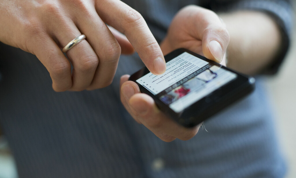 SØVNLØS: Lyste fra mobilskjermen kan faktisk ødelegge søvnen din. Foto: Berit Roald / NTB scanpix SØVNLØS: Lyste fra mobilskjermen kan faktisk ødelegge søvnen din. Foto: Berit Roald / NTB scanpix