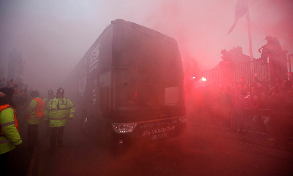 BRÅSTOPP: Det ble påført skader på Manchester Citys lagbuss. Foto: Reuters/Carl Recine BRÅSTOPP: Det ble påført skader på Manchester Citys lagbuss. Foto: Reuters/Carl Recine