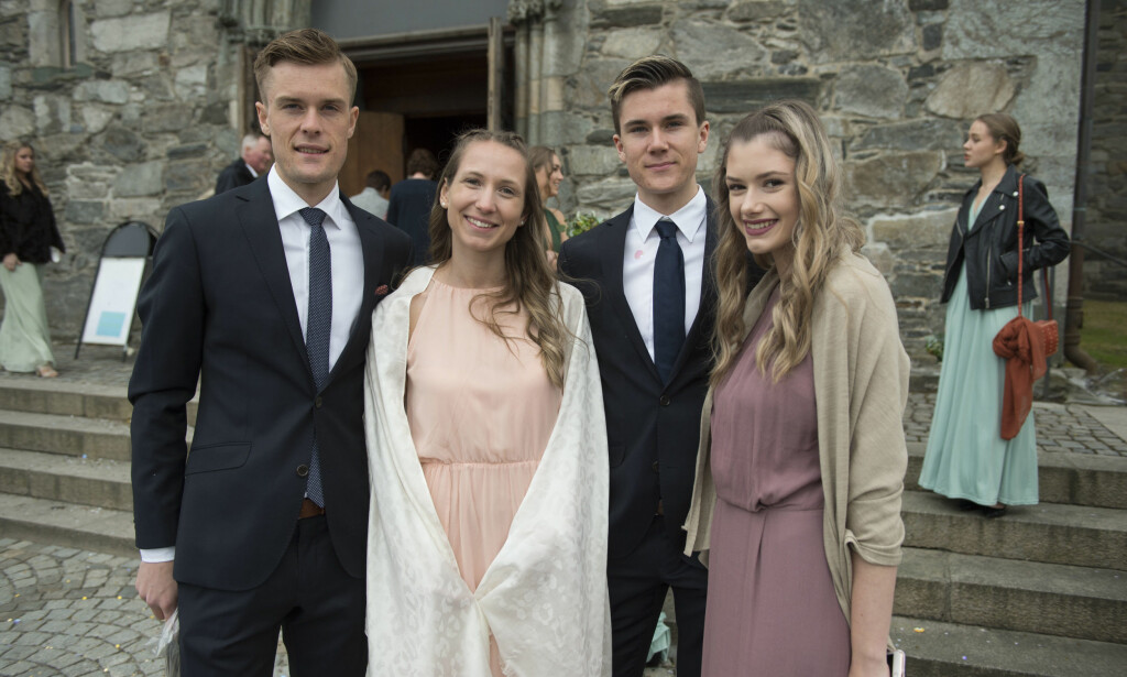 STOLTE BRØDRE: Både Filip (24) og Jakob (17) Ingebrigtsen var til stede i bryllupet. De hadde med seg kjærestene sine. Filip er forlovet med Astrid Mangen Cederkvist. Jakob er sammen med kjæresten Elisabeth. Foto: Anders Martinsen / Se og Hør STOLT BRØDRE: Both Filip (24) and Jacob (17) Ingebrigtsen were present at the wedding. They brought their friends with them. Filip is engaged to Astrid Mangen Cederkvist. Jacob is with Elisabeth's friend. Photo: Anders Martinsen / Seeing and Listening