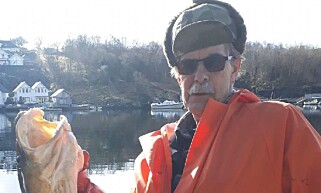 TORSK: Bjørn Ingvaldsen med torsken, før han forstod hva den hadde i magen. Foto: Bjørn Ingvaldsen/ Privat TORSK: Bjørn Ingvaldsen med torsken, før han forstod hva den hadde i magen. Foto: Bjørn Ingvaldsen/ Privat