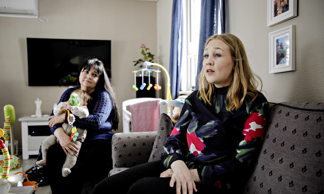 SØKTE INNSYN I FORTIDEN: Da Edel Amanda Haug Øiongen og moren Torill Haug Øiongen søkte innsyn i elevmappa fra barneskolen, fikk de beskjed om at alle dokumentene var kassert.
Foto: Nina Hansen / DAGBLADET SØKTE INNSYN I FORTIDEN: Da Edel Amanda Haug Øiongen og moren Torill Haug Øiongen søkte innsyn i elevmappa fra barneskolen, fikk de beskjed om at alle dokumentene var kassert.
Foto: Nina Hansen / DAGBLADET